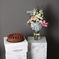 Spring vase with cake from Laviviane