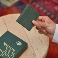 هدايا الحج | محفظة جلد من لُباب بتنسيق ورد أبيض