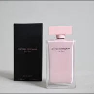 عطر رودريغز من نارسيسو مع زهور الأستوما البنفسجية