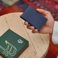 هدايا الحج | محفظة جلد من لُباب بتنسيق ورد أبيض