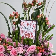 عطر بلوم من قوتشي مع زهور الفيرونكيا