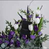 عطر رودريغز من نارسيسو مع زهور الأستوما البنفسجية