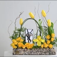 عطر ليبر من سان لوران مع زهور التوليب