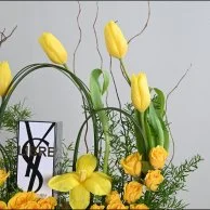 عطر ليبر من سان لوران مع زهور التوليب