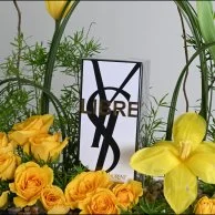 عطر ليبر من سان لوران مع زهور التوليب