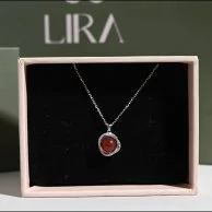 عقد الزمرد الأحمر | ليرا