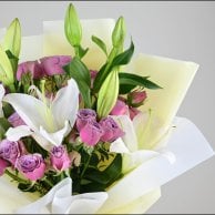 باقة ورد ليليوم ابيض و بيبي روز موف