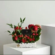 تنسيق ورد احمر مع عطر فرزاتشي كريستال نوار 90 مل ( نسائي )