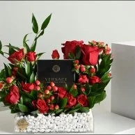 تنسيق ورد احمر مع عطر فرزاتشي كريستال نوار 90 مل ( نسائي )