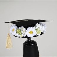 مجموعة عقد و قبعة للتخرج بتنسيق ابيض