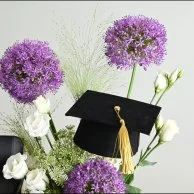 هدية ورد و تشوكلت التخرج