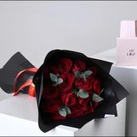 باقة ألمندا الحمراء مع مجوهرات ليرا