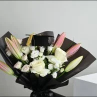 باقة ليلي و الجوري مع تشوكلت التخرج