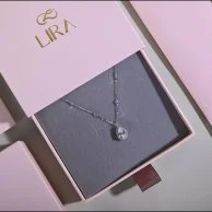 باقة ألمندا الحمراء مع مجوهرات ليرا