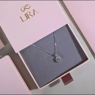 باقة ألمندا الحمراء مع مجوهرات ليرا