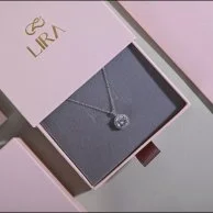 باقة ألمندا الحمراء مع مجوهرات ليرا