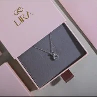 باقة ألمندا الحمراء مع مجوهرات ليرا