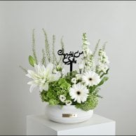 The vase of roses in white, who resembles you, my father ?