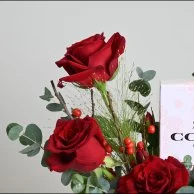 عطر كوتش فلورال بتنسيق الأحمر