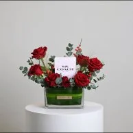 عطر كوتش فلورال بتنسيق الأحمر