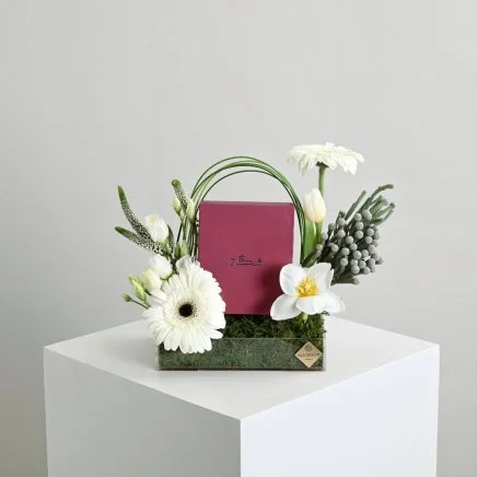 ورد أبيض مع سبحة من شكة