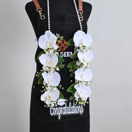 عقد تخرج ابيض