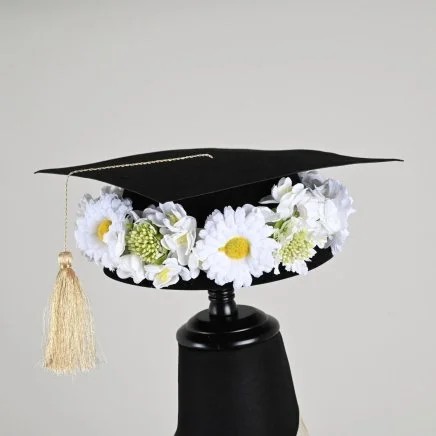 قبعة التخرج بتنسيق ابيض