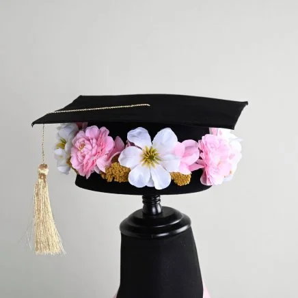 قبعة التخرج بتنسيق وردي