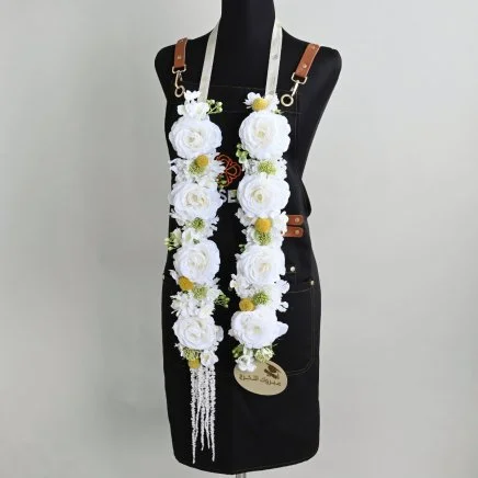 عقد الورد الأبيض للتخرج