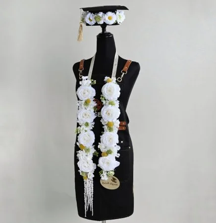 مجموعة عقد و قبعة للتخرج بتنسيق ابيض