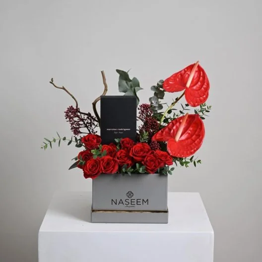 Box Naseem with Anthurium Red and Narciso