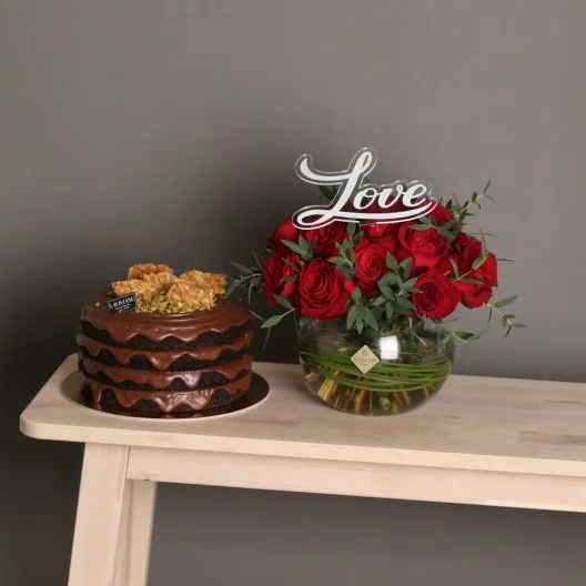 Flower vase with cake from Laviviane
