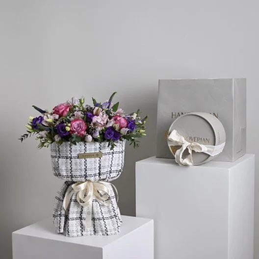 A bouquet of roses, the warmth of lavender, with Hanoverian chocolate