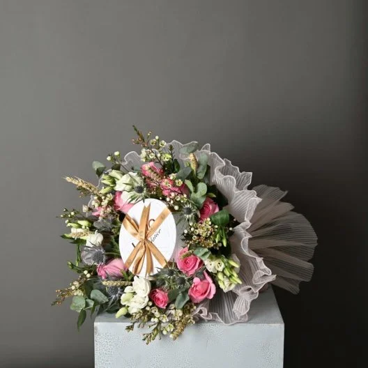 Levo chocolate bouquet with pink roses