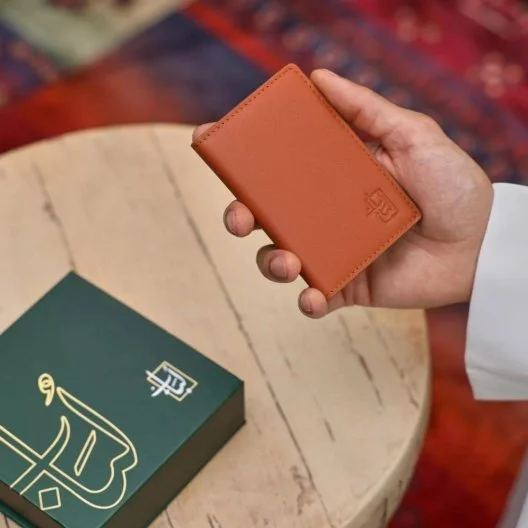 محفظة جلد باللون الجملي ثنائية الطي | لُباب