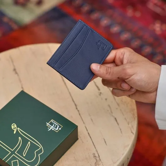 محفظة جلد باللون الكحلي حامل بطاقات | لُباب