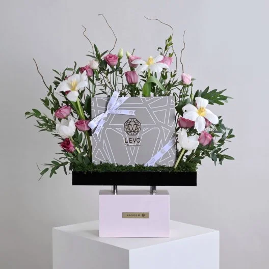 Arrangement pink special Naseem with chocolate levo