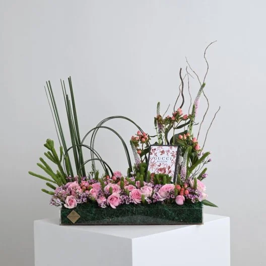 عطر بلوم من قوتشي مع زهور الفيرونكيا