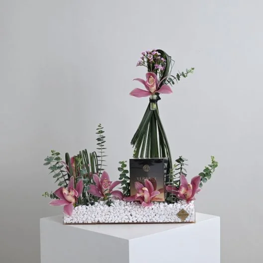 عطر نوار من فيرزاتشي مع زهور السمبيديوم