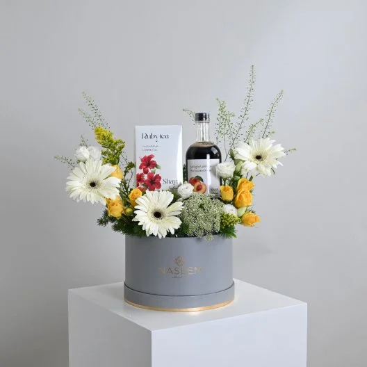 Shaya Gift | Hibiscus Berry Tea with Peach Iced Tea and Yellow Flowers