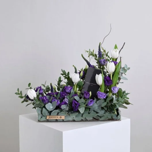 عطر رودريغز من نارسيسو مع زهور الأستوما البنفسجية