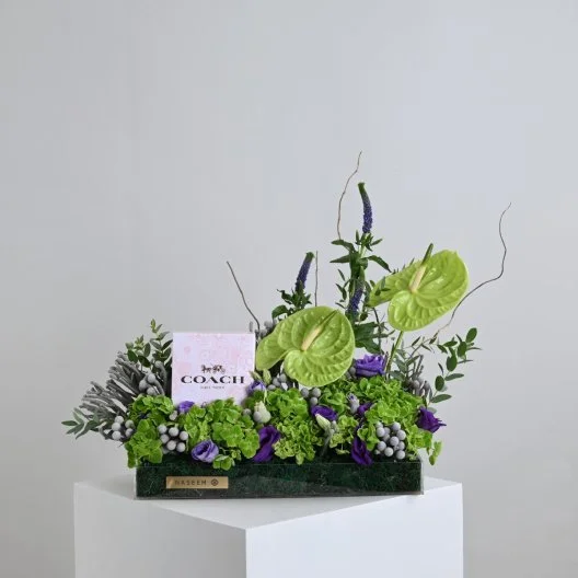 عطر فلورال من كوتش مع زهور الأنتيريوم