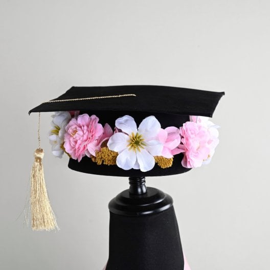 قبعة التخرج بتنسيق وردي