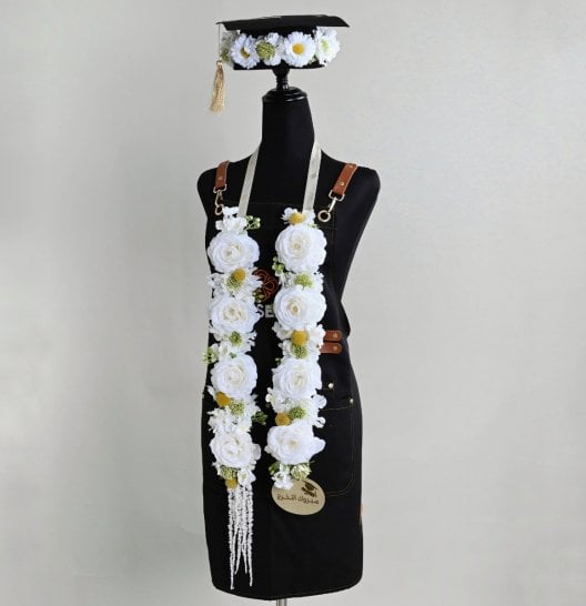 مجموعة عقد و قبعة للتخرج بتنسيق ابيض