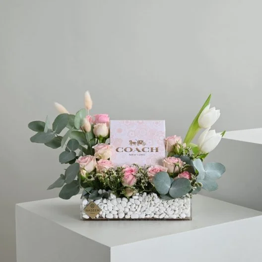 Flower arrangement with a gift of Coach Floral Eau de Parfum (women)