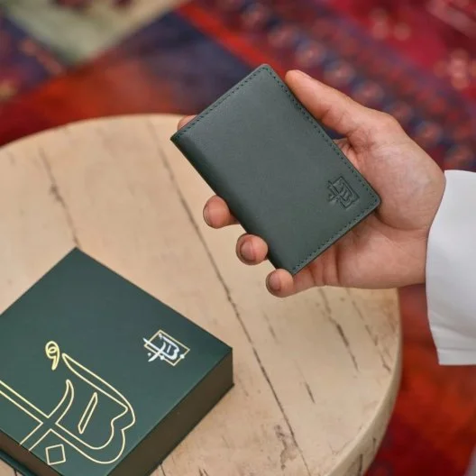 محفظة جلد زيتي ثنائية الطي | لُباب