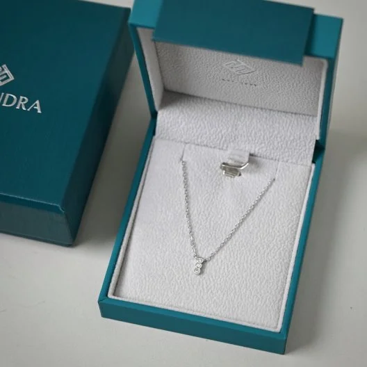 Rhodium-plated silver necklace with a white stone | Fayendra