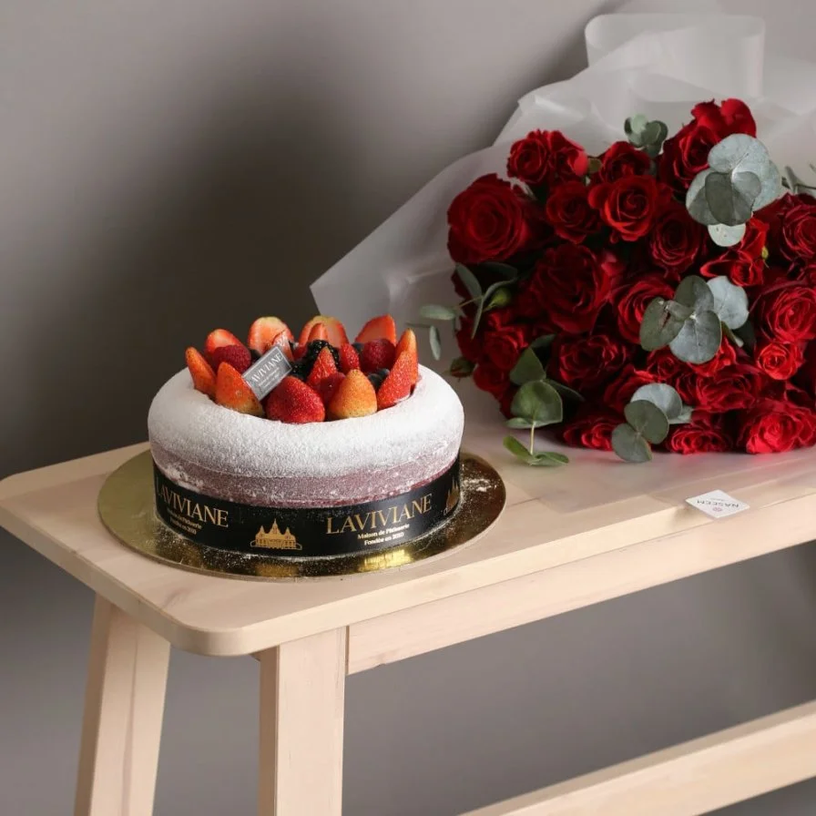 Redmon with cake from Laviviane