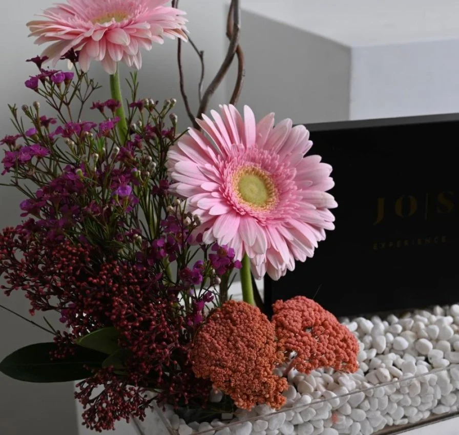 بطاقة إهداء من جو سبا مع أزهار الجاربيرا ( مساج )