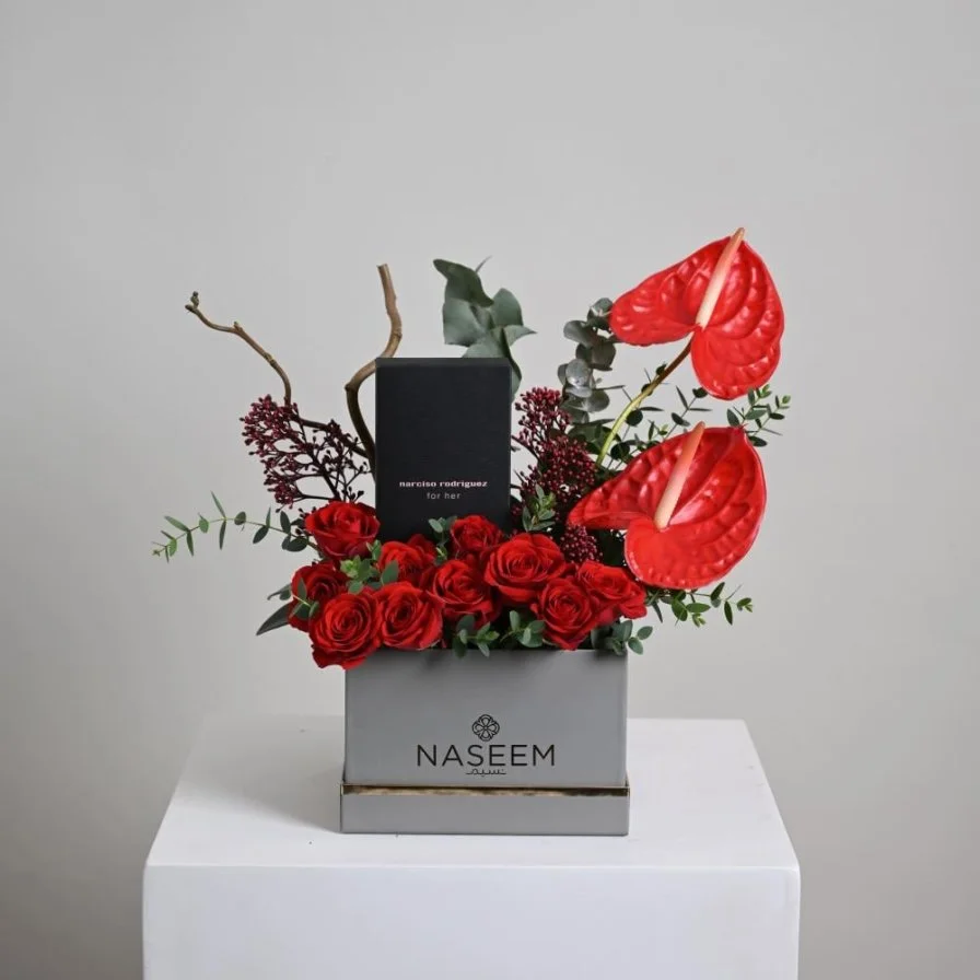 Box Naseem with Anthurium Red and Narciso